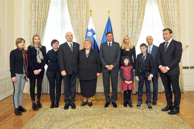 Predsednik Republike Slovenije Borut Pahor je z medaljo za zasluge posmrtno odlikoval dr. Gabrijela Devetaka za zasluge pri uveljavljanju blaginje, ugleda in napredka Slovenije na gospodarskem podroju. Odlikovanje je predsednik Pahor vroil sinu gospoda Devetaka.